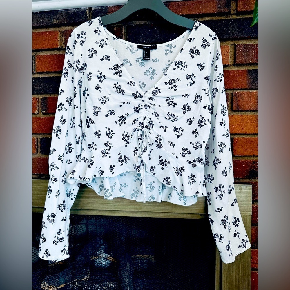 🛍️white with black flowers printed and adjust front very cute top excellent.